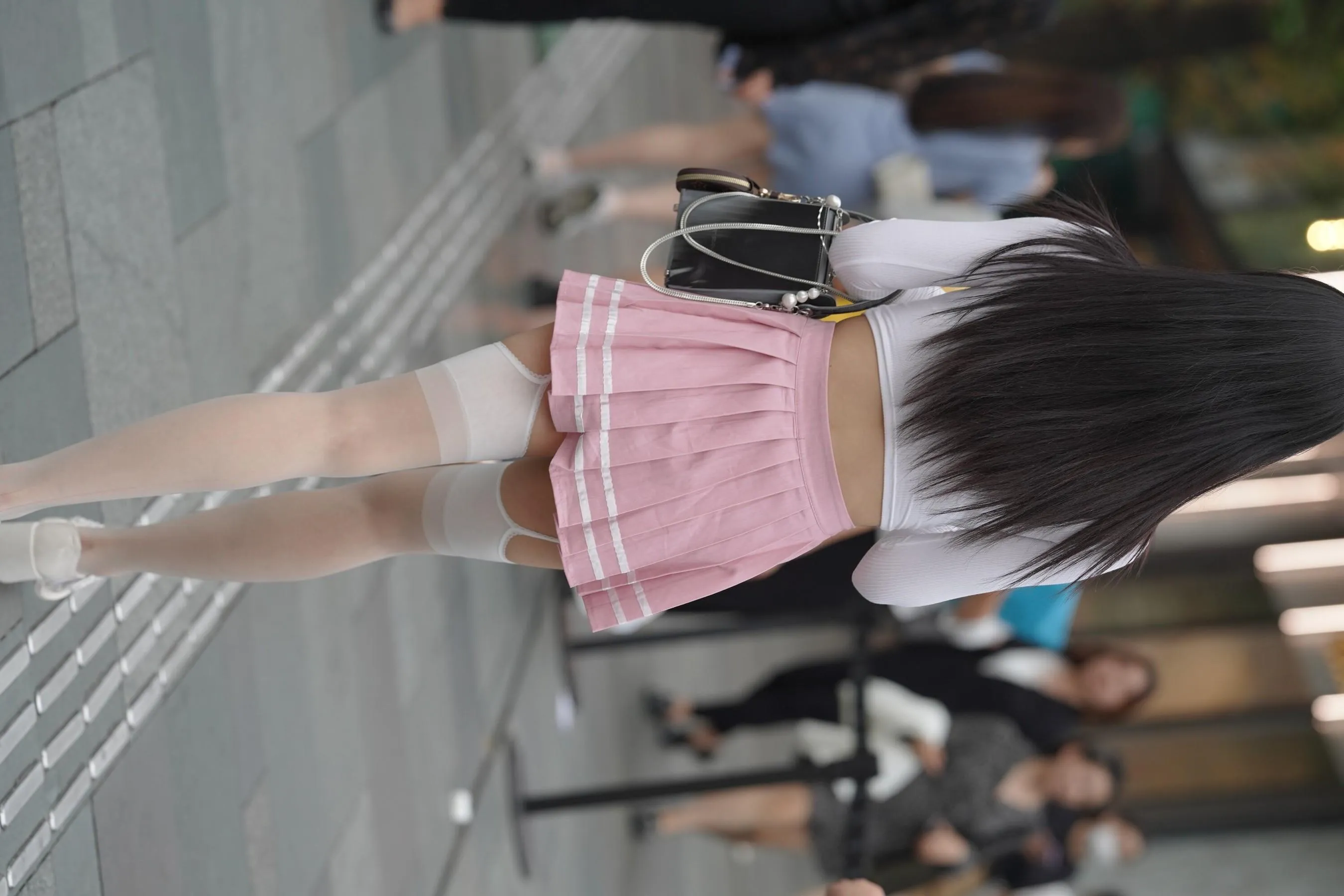 魔镜街拍 NO.161 街拍白丝吊带袜美女 [109P]插图4